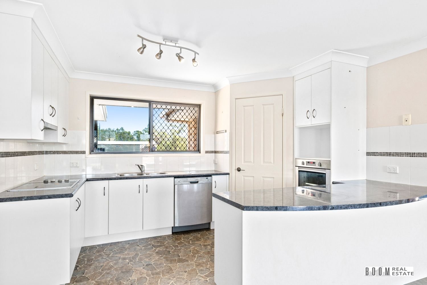 39 Robertson Road, Gracemere - Thumbnail 2
